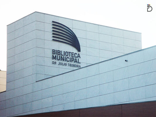 Biblioteca Municipal Dr Júlio Teixeira reclamo em letras monobloco