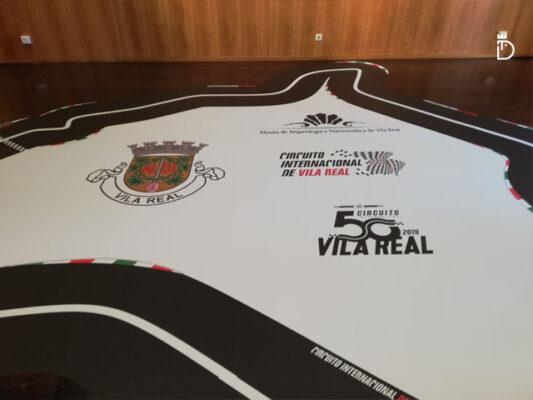 Museu Numismática Circuito 50 Vila Real vinil com laminação de chão