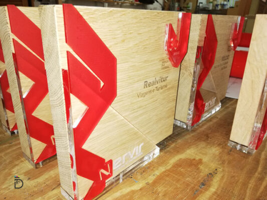 Nervir troféu madeira e acrílico