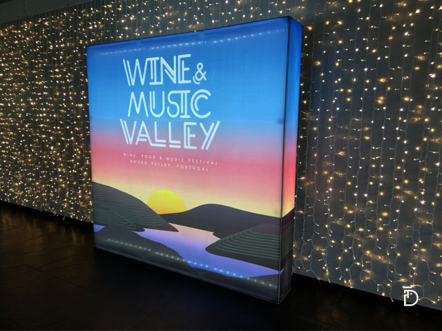 Wine and Music Valley tecido impresso em tintas eco e retro iluminado
