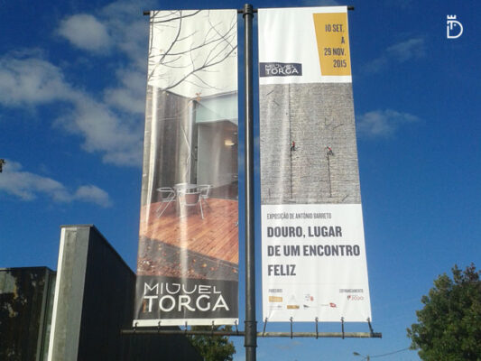 Pendão vertical – Espaço Miguel Torga