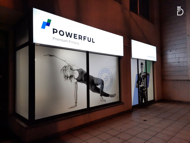 Cartaz ou imagem com lettering “Powerful”