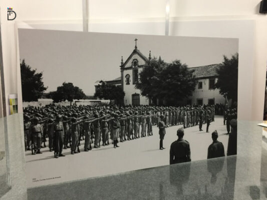 Fotografia de parada militar dos anos 50 – Museu da Vila Velha