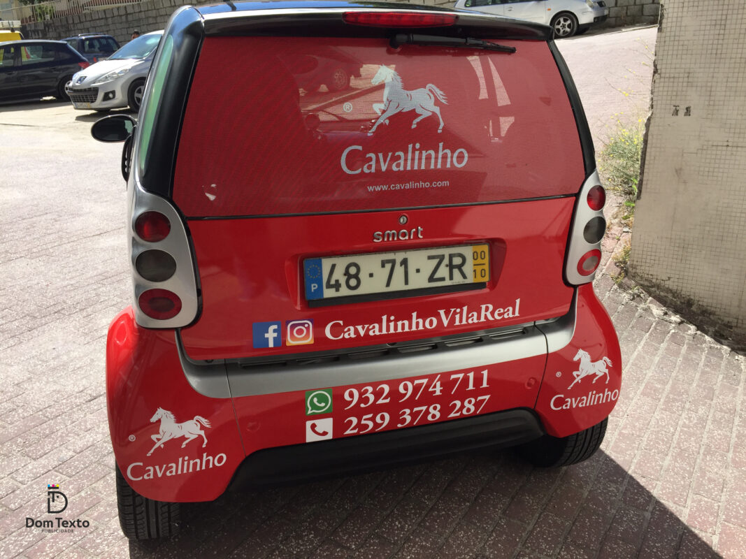 Vinil microperfurado aplicado em viatura – Cavalinho Smart