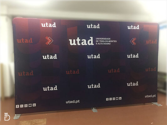 Expositor backwall personalizado da UTAD