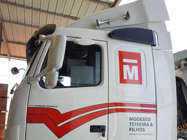 Vista lateral do camião da Modesto Teixeira & Filhos