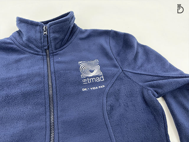 Frente do casaco polar bordado do CHTMAD