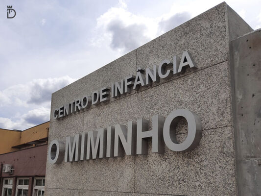 Letras monobloco para o Centro de Infância O Miminho