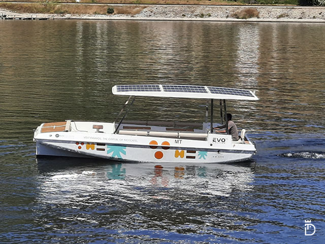 Barco promocional “Favaios Tales” com decoração gráfica