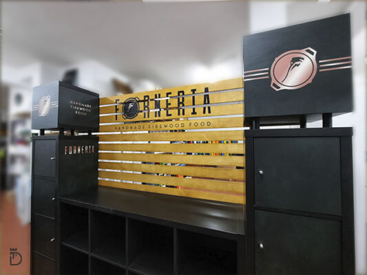 Stand promocional da Forneria com identidade gráfica