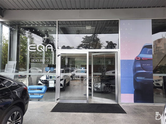 Montras personalizadas com vinil recortado e impresso – Mercedes MCoutinho