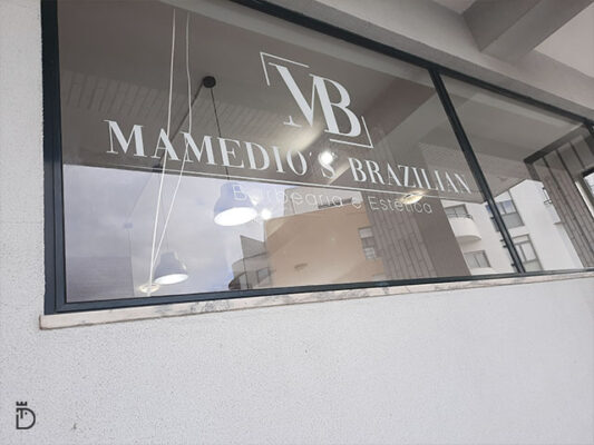 Montra personalizada da Mamedios – Barbearia e Estética Brasileira