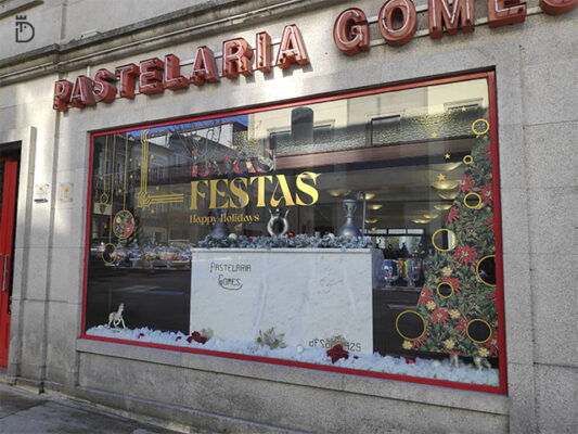 Montra de Natal da Pastelaria Gomes com decoração temática