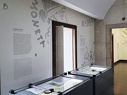 Mesas expositivas com peças arqueológicas – Museu de Vila Real