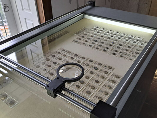 Mesas com lupas para observação – Museu de Vila Real