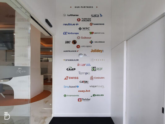 Parede com logótipos em acrílico dos parceiros da Realvitur