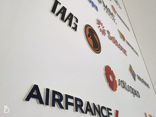 Pormenor da parede com logótipos em acrílico – Realvitur