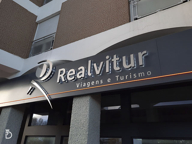 Reclamo exterior da Realvitur com logotipo
