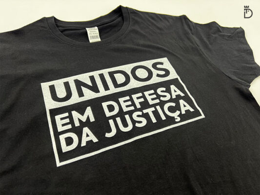 T-shirt com impressão em serigrafia a uma cor