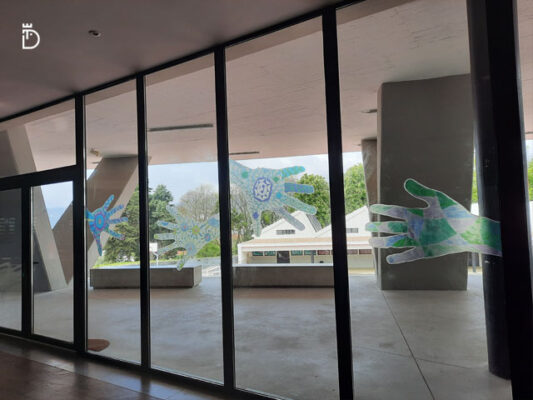 Terceiro exemplo de vinil fosco impresso com identidade gráfica