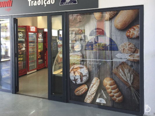 Vinil perfurado aplicado na Padaria e Pastelaria Tradição