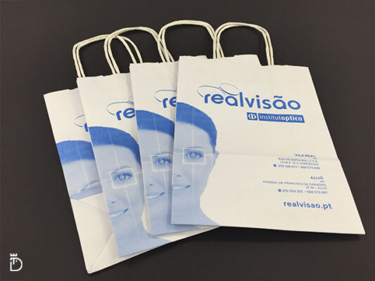 Saco de papel com logotipo e imagem da Realvisão