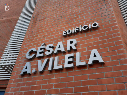 Fachada do Edifício César Vilela com letras monobloco