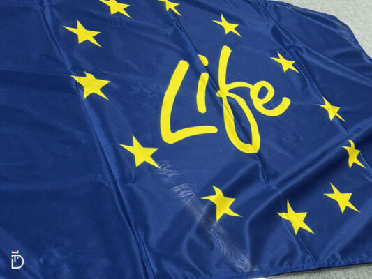 Bandeira promocional LIFE com identidade gráfica