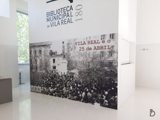 Comunicação visual para o 25 de Abril na parede da Biblioteca de Vila Real