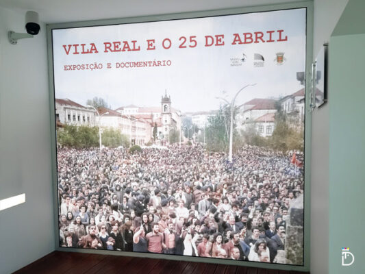 Vinil aplicado em vidro na Biblioteca de Vila Real – 25 de Abril