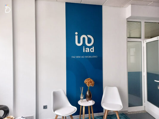 Interior da loja Rui Almeida com placa PVC e letras em acrílico