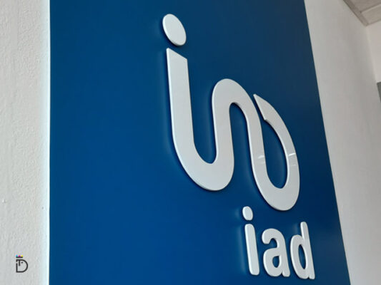 Pormenor de comunicação visual no interior da loja Rui Almeida