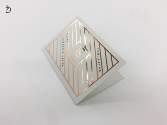 Efeito foil metálico em material promocional