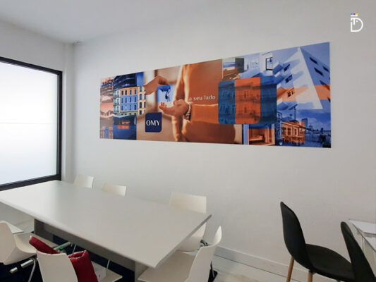 Placa institucional em PVC para interior do gabinete Omy