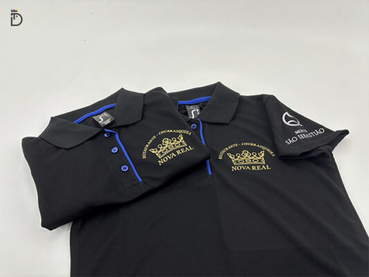 Comunicação visual personalizada para Restaurante Nova Real - Polo preto com personalização em flex dourado e branco