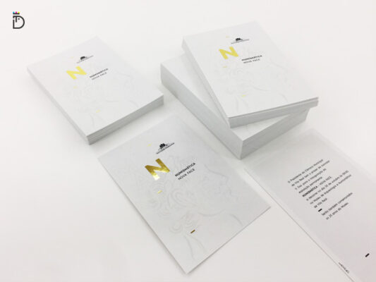 Convite com foil dourado para exposição permanente – MANVR