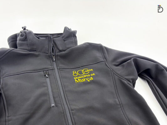 Casaco softshell com bordado da Câmara de Murça 800 anos