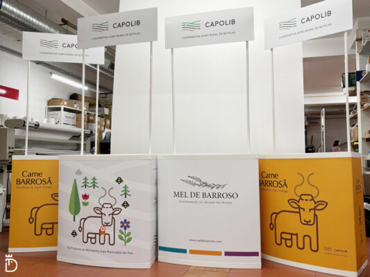 Expositores personalizados para a Capolib em feira em Boticas