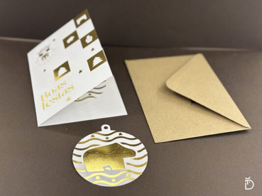 Postal institucional de Natal com logotipo da CM Murça personalizado com um acabamento de foil dourado