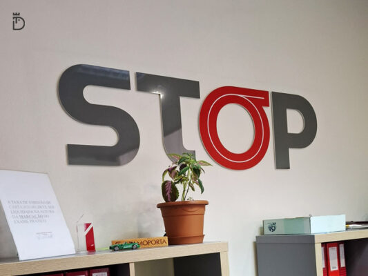Letras em acrílico com vinil para Escola de Condução STOP