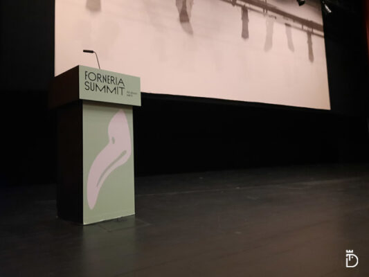 Púlpito personalizado com logotipo para a Forneria Summit