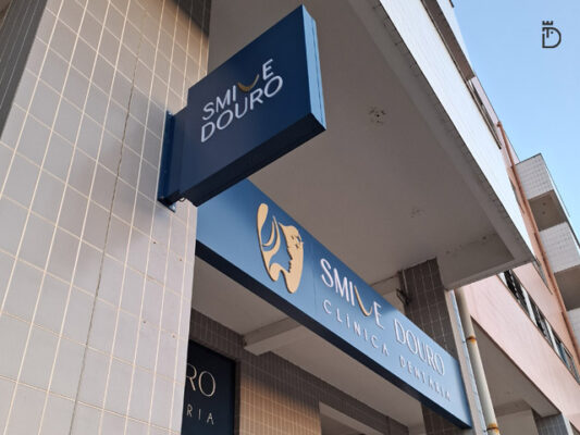 Reclamo luminoso para clínica dentária Smile Douro