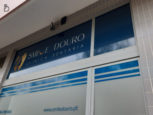 Montra traseira da clínica Smile Douro com vinil