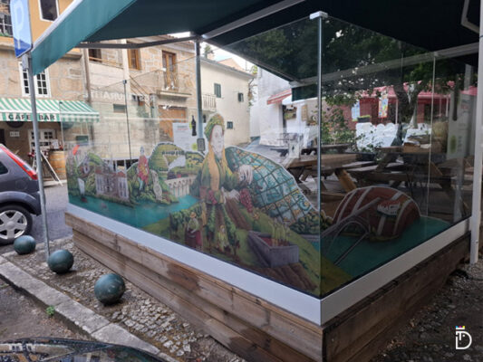 Vinil impresso, aplicado em vidro de montra e recortado